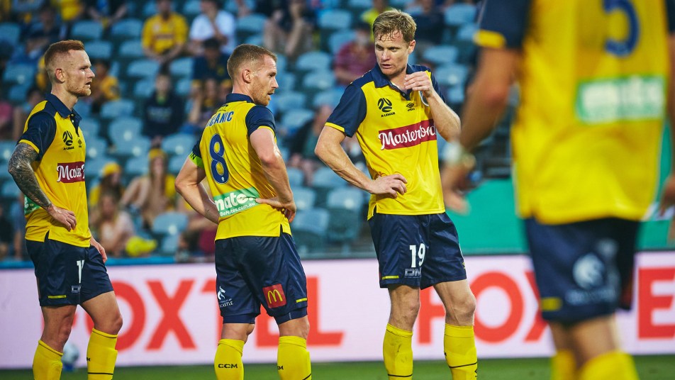 The Mariners discuss a free kick against the Jets