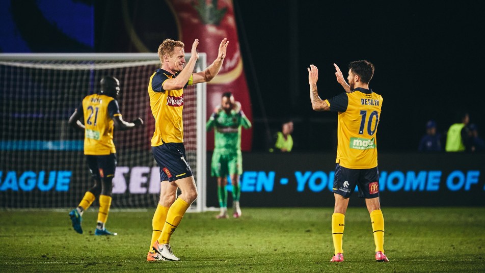 Mariners celebrate Simon with comeback win