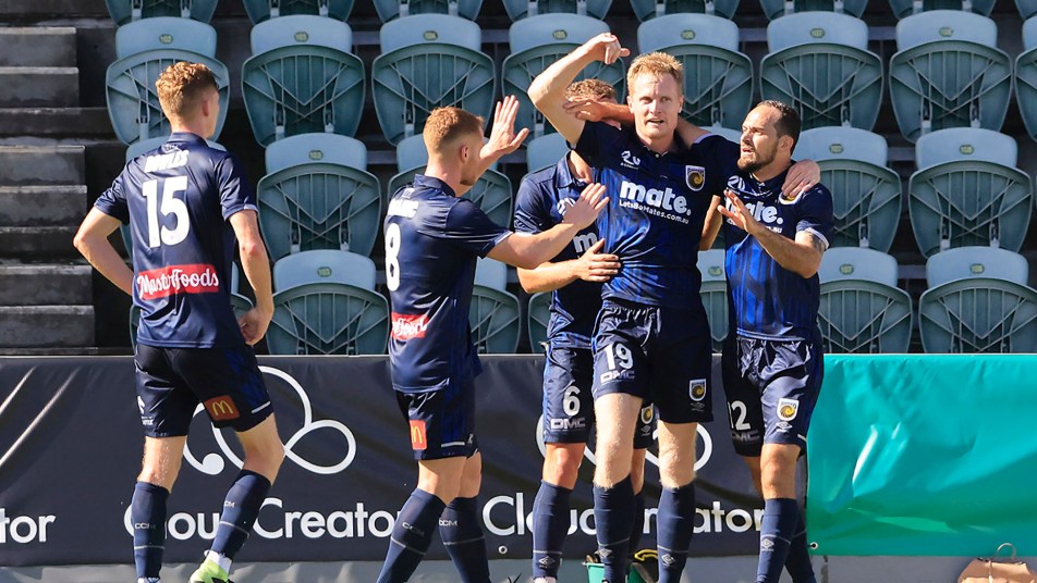 Mariners stay top with win over Phoenix