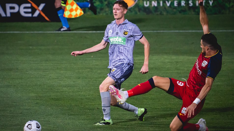 Kye Rowles beats Tomi Juric to the ball