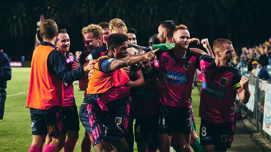 The Mariners celebrate Matt Hatch's sealer