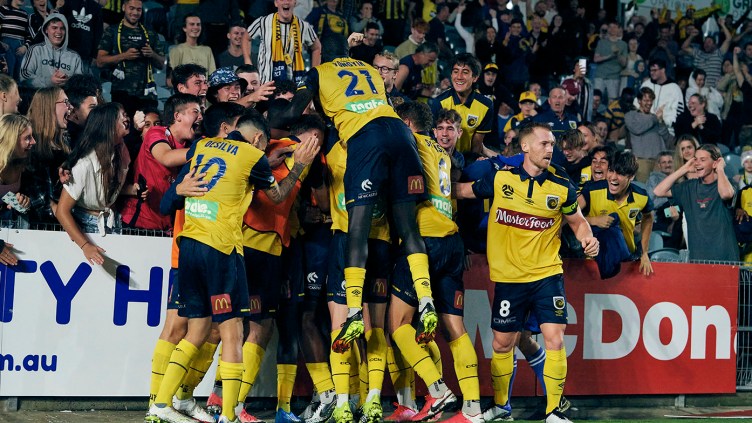 Mariners overpower Adelaide to go clear on top