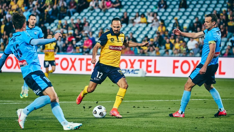 Marco Urena fires at goal against Sydney FC