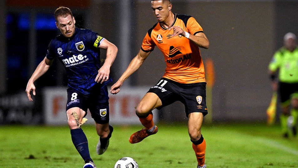 Oliver Bozanic takes on Joey Champness of the Roar