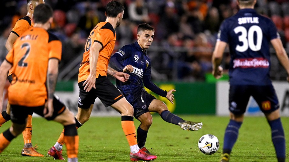 Nizzy looks to pass forward against the Roar