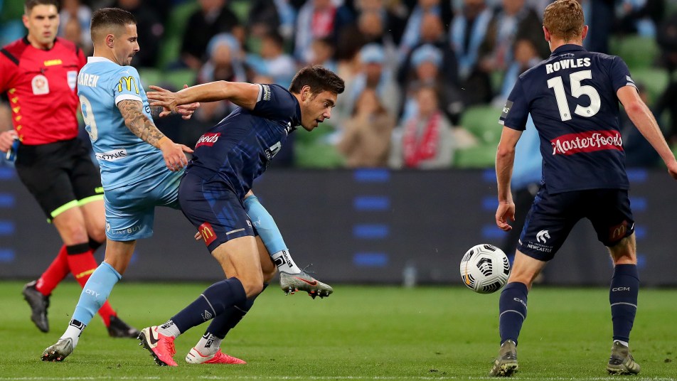 Lewis Miller duels with Jamie Maclaren