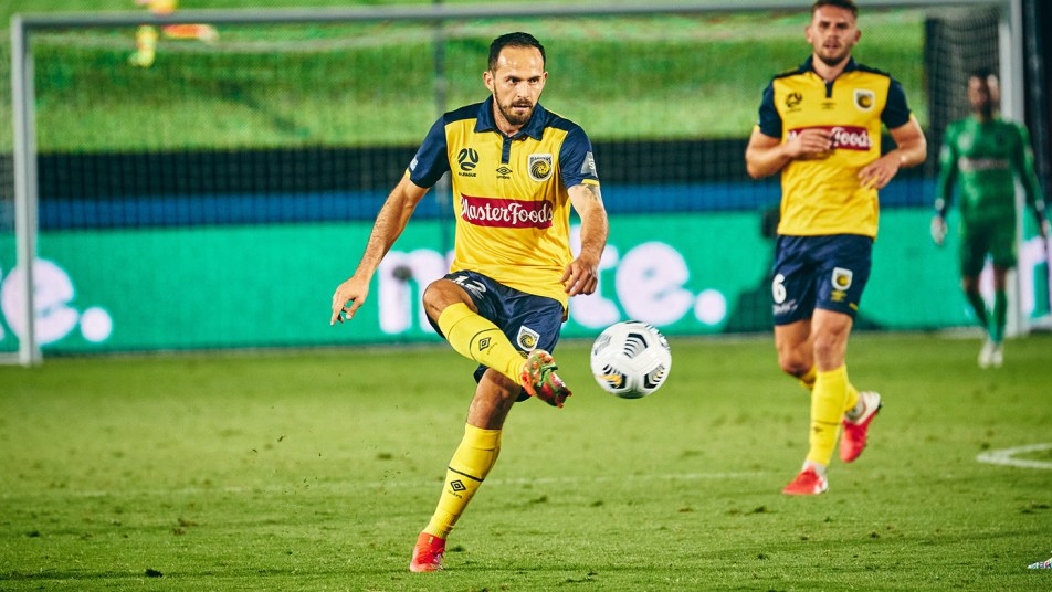 Marco Urena passes the ball against Sydney FC