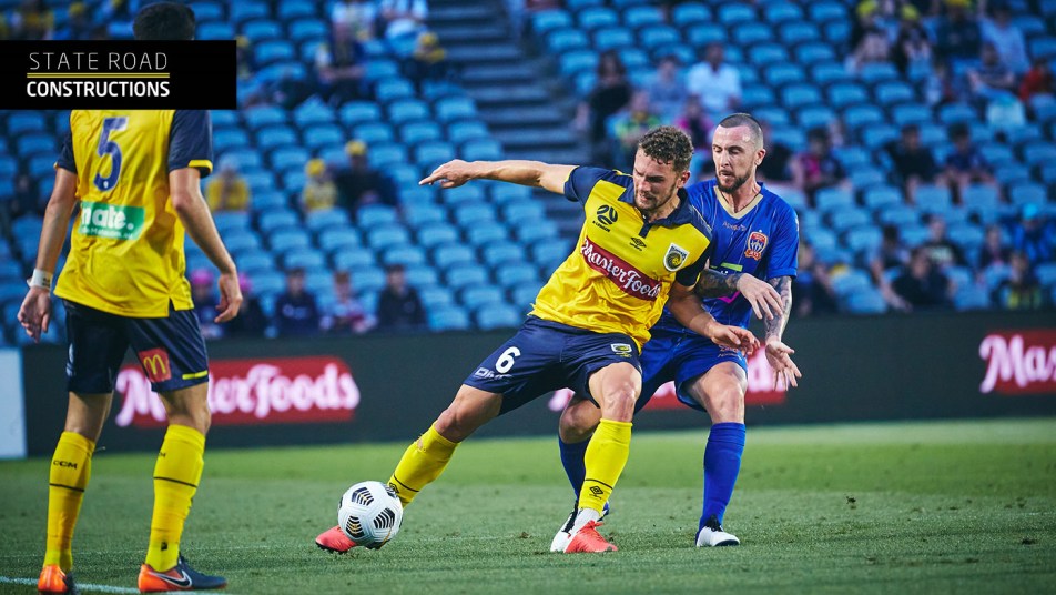 Gianni Stensness battles Roy O&#039;Donovan in the first derby of the season