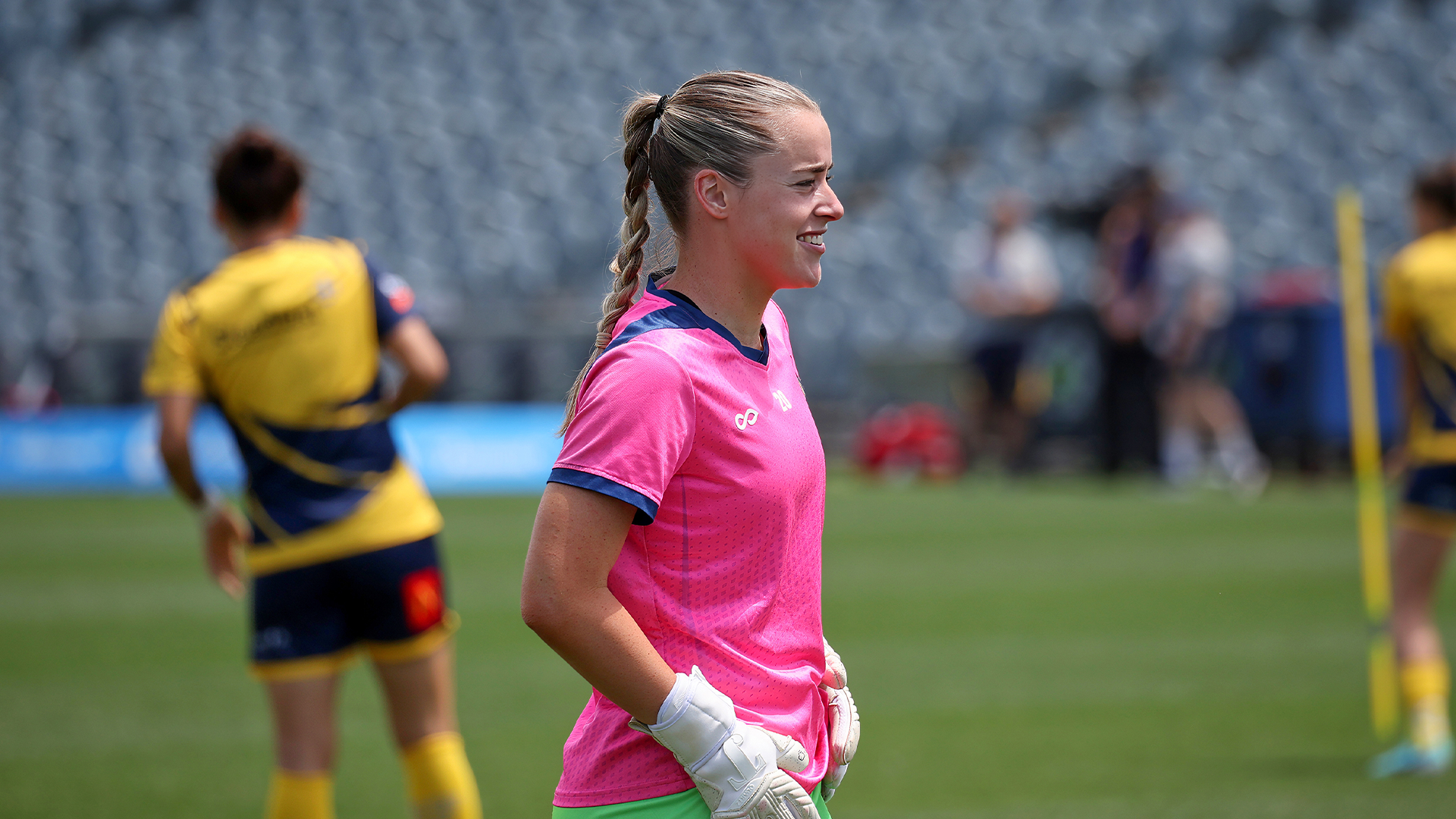 Chloe Carmichael signs new Scholarship deal with Central Coast Mariners